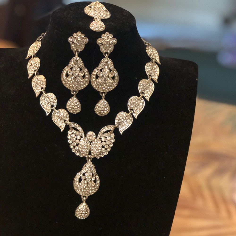Stone studded necklace set.